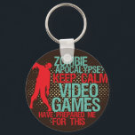 Llavero Mantener la calma Zombie Apocalypse Funny Gamers K<br><div class="desc">Una cadena de teclas de medio tono fresca y divertida para geeks y gamers. ¿Un apocalipsis zombi? Mantengan la calma. Los videojuegos me han preparado para esto. Parece que los años de juegos y de lucha contra los zombis virtuales no se han desperdiciado en absoluto. Un gran regalo para tus...</div>