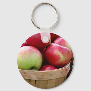 Llavero Manzanas frescas en canasta en el mercado de agric