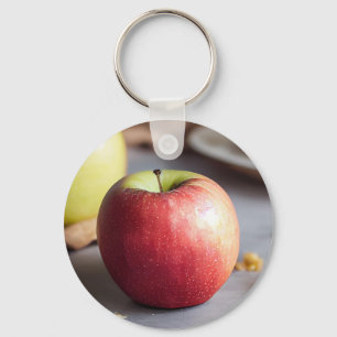 Llavero Manzanas rojas frescas sobre la mesa, migajas de t