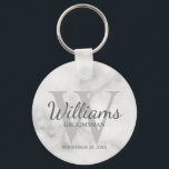 Llavero Marble Personalizado Script Groomsmen<br><div class="desc">Añada un toque personal a su boda con la cadena de teclas personalizada para los groomsmen. Esta cadena de teclas presenta el nombre personalizado del groomsman en estilo de letra de escritura gris clásico con detalles bodas en estilo de fuente serif gris clásico y monograma en estilo de fuente serif...</div>