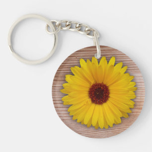 Llavero Marigold de girasol en tablas de madera rusas