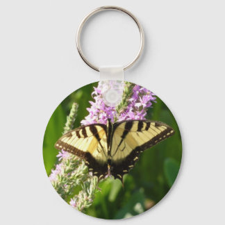 Llavero Mariposa de cola cruda sobre flores silvestres mor