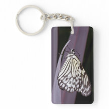 Mariposa de cometa de papel sobre morado