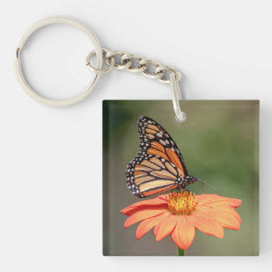 Llavero Mariposa monarca en una flor naranja