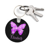 Llavero Mariposa morada y estrellas personalizadas con nom<br><div class="desc">Un motivo de verano y femenino. Forma de mariposa con tonos violetas y brillantes en rayas horizontales. Fondo negro. Personalizar y añada su nombre con letras púrpura.</div>