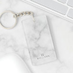 Llavero Mármol blanco con monograma y nombre personalizado<br><div class="desc">Mármol blanco con Monograma personalizado y Regalo de nombres con monograma y nombre en sans modernos grises estilo de fuente serif sobre fondo de mármol blanco. Un regalo perfecto para papá, marido, familia, recién casados y más. También perfecto como damas de honor y regalos para padrinos, regalo para bodas, regalo...</div>