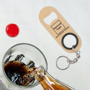 Llavero marrón claro y abrebotellas de negocios