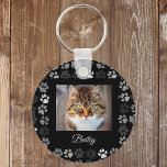 Llavero Mascota Cat Dog Paw Imprime regalo de Personalizad<br><div class="desc">Este diseño se creó a través del arte digital. Puede ser personalizado en el área de proporcionar o personalizar eligiendo la opción de pulsar para personalizar y cambiando el nombre, las iniciales o las palabras. También puede cambiar el color y estilo del texto o eliminar el texto para un diseño...</div>