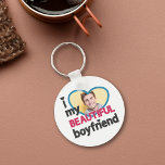 Llavero Me encanta mi hermosa foto de personalizado de nov<br><div class="desc">Este encantador keychain es el regalo ideal para cualquier novio o novia enamorado en ocasiones como El día de San Valentín o aniversarios. La leyenda dice "Amo (corazón) a mi BELLO novio" con letras modernas en negro y rosa oscuro. Fácilmente personalizable añadiendo una foto personalizado en un marco azul en...</div>