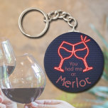 Llavero Me tenías en Merlot<br><div class="desc">La cadena de teclas de botón redondo incluye el divertido texto "Me tuviste en Merlot" y dos copas de neón con fondo de ladrillo azul medianoche. Las cadenas clave hacen regalos memorables para la familia y los amigos o crean para ustedes mismos. Cambia a tu vino favorito.</div>