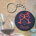 Llavero Me tenías en Pinot<br><div class="desc">La cadena de teclas de botón redondo incluye el divertido texto "You Had Me at Pinot" y dos vasos de neón sobre un fondo de ladrillo azul medianoche. Las cadenas clave hacen regalos memorables para la familia y los amigos o crean para ustedes mismos. Cambia a tu vino favorito.</div>