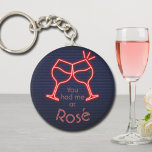 Llavero Me tenías en Rosé<br><div class="desc">La cadena de teclas de botón redondo incluye el divertido texto "You Had Me at Rosé" y dos vasos de neón con fondo de ladrillo azul medianoche. Las cadenas clave hacen regalos memorables para la familia y los amigos o crean para ustedes mismos. Cambia a tu vino favorito.</div>