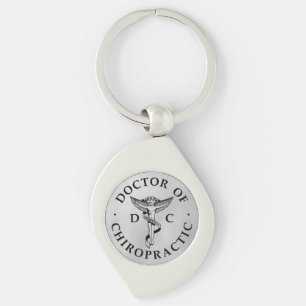Llavero Médica del logotipo quiropráctico sobre fondo plat