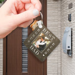 Llavero Mejor bono papá siempre foto del Día del Padre.<br><div class="desc">Bono de Stepdad papá Feliz Día del Padre tipografía en negrita blanca en color verde oliva oscuro personalizado rústico de tipografía foto de doble cara personalizada con tu texto,  y firma.</div>