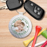 Llavero MEJOR DAD POR PAR Photo Golf Ball Personalizado<br><div class="desc">Cree un teclado fotográfico único y personalizado para el padre golfista con el gracioso golf editable que dice MEJOR DAD POR PAR o su título y el texto de su personalizado en su elección de colores (mostrado en verde) en una imagen de bola de golf. El ejemplo se muestra en...</div>