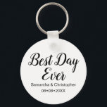 Llavero Mejor día personalizado que se casa nunca<br><div class="desc">Personalizado con sus nombres y fecha del boda estos el llavero del "mejor día" es nunca un favor elegante y de la diversión del recuerdo para sus huéspedes. Hermoso,  simple,  escritura,  tipo manuscrito del estilo para encantarle familia y amigos.</div>