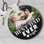 Llavero Mejor foto personalizada de papá<br><div class="desc">La cadena fotográfica personalizada Best Dad. Esta cadena de claves personalizada de "Mejor Papá Nunca" es un recuerdo significativo diseñado para celebrar a papá y su rol único dondequiera que vaya. Diseñado con una tipografía audaz y moderna, incluye el "Mejor Padre de la Historia" con la opción de cambiar al...</div>