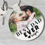 Llavero Mejor foto personalizada de papá<br><div class="desc">La cadena fotográfica personalizada Best Dad. Esta cadena de claves personalizada de "Mejor Papá Nunca" es un recuerdo significativo diseñado para celebrar a papá y su rol único dondequiera que vaya. Diseñado con una tipografía audaz y moderna, incluye el "Mejor Padre de la Historia" con la opción de cambiar al...</div>