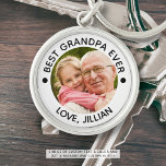 Llavero MEJOR GRANDPA DE CADA Foto Personalizada<br><div class="desc">Crea una cadena de fotos personalizada y personalizado para un abuelo especial con el título editable sugerido BEST GRANDPA EVER, una imagen favorita y tu texto en tu elección de texto, puntos y colores de fondo. Hace un gran regalo para su cumpleaños, el Día de los Abuelos o el Día...</div>