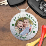 Llavero MEJOR GRANDPA DE PAR Photo Ball Personalizado<br><div class="desc">Cree un teclado fotográfico único y personalizado para el abuelo golfista con el gracioso título de golf BEST GRANDPA BY PAR y su texto personalizado en su elección de colores (mostrado en verde) en una imagen de bola de golf. El diseño está duplicado en ambos lados. ASISTENCIA: Para obtener ayuda...</div>