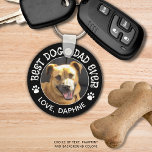 Llavero MEJOR PAPÁ DE PERRO NUNCA Fotografías Personalizad<br><div class="desc">Cree una cadena de fotos mascota personalizada para el padre del perro golfista especial con el título de muestra sugerido BEST DOG DAD BY PAR o el texto de su personalizado con huellas de perro, todo en su elección de colores y color de fondo (mostrado en blanco y negro). Todo...</div>