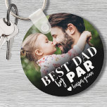 Llavero Mejor Papá Por Foto De Par<br><div class="desc">Este keychain personalizado es la manera perfecta de celebrar el "Mejor Papá por Par". El diseño presenta una mezcla audaz de tipografía con tipos de letra de guión, creando un mensaje elegante y significativo. Un gradiente negro en la parte inferior se desvanece en una foto de personalizable, que puede incluir...</div>
