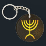 Llavero Menorah Flame<br><div class="desc">Una representación digital de la menorah judía de siete ramificaciones (hebreo: מְ נ וֹ רָ ה). La menorah de siete ramas, utilizada en el santuario portátil establecido por Moisés en el desierto y más tarde en el Templo en Jerusalén, ha sido un símbolo del judaísmo desde la antigüedad y es...</div>