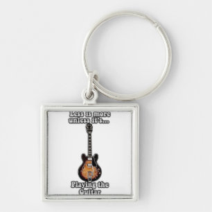Llavero Menos es más a menos que esté tocando la guitarra.