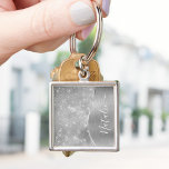 Llavero Metálico personalizado del Purpurina de plata Glam<br><div class="desc">Personalice fácilmente esta cadena de teclas con motivos de purpurina metalizado y glamorosa con su propio nombre personalizado.</div>