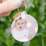 Llavero Mi Personalizado de fotos para bebés<br><div class="desc">¡La foto de tu bebé en un llavero! Sube tu propia imagen para crear tu cadena de claves para ti mismo o como regalo a la familia,  amigos,  padres y abuelos! La palabra amor en un guión de verificación aparece sobre tu foto.</div>