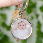 Llavero Mi Personalizado de fotos para bebés<br><div class="desc">¡Tu foto de bebé favorita en un llavero! Sube tu propia imagen para crear tu cadena de claves para ti mismo o como regalo a la familia,  amigos,  padres y abuelos! La palabra amor en un guión de verificación aparece sobre tu foto.</div>