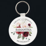Llavero Moda rusa Borgoña Rojo Rosa Rubor Personalizado<br><div class="desc">Las ruidosas rosas rojas burdeos de moda y rosa rubí están rodeadas de hojas verdes y viñas. El nombre de la dama de honor divide a los rosas por la mitad. El nombre y el boda de la novia están escritos en texto curvado encima de la dama de honor de...</div>