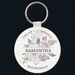 Llavero Moda rusa Rubor Morple Rosa Floral personalizada<br><div class="desc">Los rosas ruidosos de moda violeta están rodeados de hojas verdes y viñas. El nombre de la dama de honor divide a los rosas por la mitad. El nombre y el boda de la novia están escritos en texto curvado encima de la dama de honor de los rosas, en el...</div>