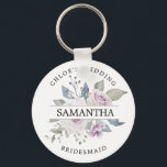 Llavero Moda rusa Rubor Morple Rosa Floral personalizada<br><div class="desc">Los rosas ruidosos de moda violeta están rodeados de hojas verdes y viñas. El nombre de la dama de honor divide a los rosas por la mitad. El nombre y el boda de la novia están escritos en texto curvado encima de la dama de honor de los rosas, en el...</div>