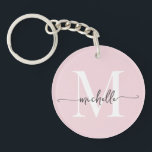 Llavero Moderno Elegante Script de Nombre Monograma Rosa R<br><div class="desc">Llavero personalizado minimalista, moderno, elegante y con estilo femenino en rosa suave con monograma inicial y nombre en letra script. Este diseño presenta un nombre en una hermosa tipografía con florituras y monograma inicial en blanco y negro sobre fondo de color rosa suave. Estos son fáciles de personalizar. Un regalo...</div>