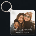 Llavero Moderno y elegante guión del corazón Bestfriend BF<br><div class="desc">Regale a sus mejores amigos algo memorable, único y hermoso como esta cadena de teclas del conservadillo de fotos con un moderno y elegante guion con letras de "mejores amigos" con un lindo corazón en el centro. Un regalo elegante y personalizado de moda para BFFs. (Foto de Omar López en...</div>