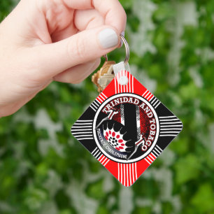 Llavero MOKO JUMBIE y STEELPAN con fondo geométrico