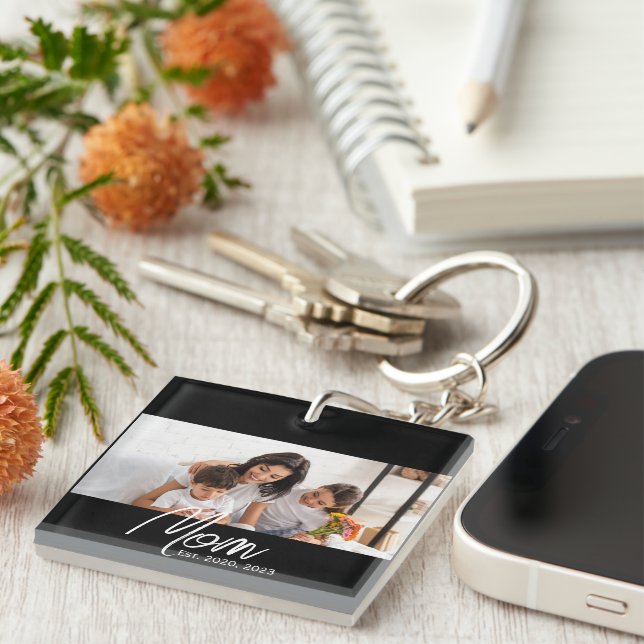 Llavero Mom Established Modern Script Photo Keychain (Frente Derecha)