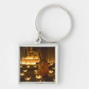 Llavero Monjes encendiendo velas khom loy y linternas para