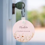 Llavero Monograma beige rosado de flores silvestres<br><div class="desc">Añada un toque de encanto personal a su rutina diaria con nuestra Keychain Floral Personalizada. Con un agradable fondo rosa decorado con flores silvestres de una pradera de verano, esta cadena de llaves es tan bonita como práctica. Perfecto para mantener las llaves organizadas y añadir un toque personal a tu...</div>