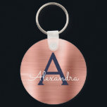 Llavero Monograma de acero inoxidable azul de la marina de<br><div class="desc">Oro rosa y azul marino Faux acero inoxidable Metallic Elegant Keychain. Estas cadenas de claves se pueden personalizar para incluir su nombre inicial y su nombre de pila. Estas cadenas de claves hacen grandes favores de cumpleaños,  ducha de novia o fiesta de soltera.</div>