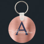 Llavero Monograma de acero inoxidable azul de la marina de<br><div class="desc">Oro rosa y azul marino Faux acero inoxidable Metallic Elegant Keychain. Estas cadenas de claves se pueden personalizar para incluir su nombre inicial y su nombre de pila. Estas cadenas de claves hacen grandes favores de cumpleaños,  ducha de novia o fiesta de soltera.</div>