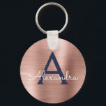 Llavero Monograma de acero inoxidable rosa dorado y azul m<br><div class="desc">Llavero metálico elegante de rosa dorado y azul marino de acero inoxidable falso. Estos llaveros se pueden personalizar para incluir tu inicial y primer nombre. Estos llaveros son excelentes regalos para cumpleaños,  despedidas de soltera o fiestas de bachelorette.</div>
