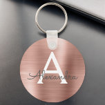 Llavero Monograma de Acero Inoxidable Rosa Faux<br><div class="desc">Cláusula elegante metálica de acero inoxidable rosa rosa de oro Faux. Estas cadenas de claves se pueden personalizar para incluir su nombre inicial y su nombre de pila. Estas cadenas de claves hacen grandes favores de cumpleaños,  ducha de novia o fiesta de soltera.</div>