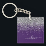 Llavero Monograma de Girly Glam Purpurina de Plata Púrpura<br><div class="desc">Relieve metalizado de imitación morado y plateado Purpurina de esparkle Script Monograma Keychain. Esto hace que el dulce perfecto cumpleaños 16,  boda,  ducha de novia,  aniversario,  ducha de bebé o fiesta de soltera sea regalo para alguien que ama el lujo glam y los estilos de moda.</div>