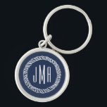 Llavero Monograma de la carrera náutica y blanca<br><div class="desc">Un regalo único y personalizado para los aficionados a los paseos en bote o a la vela, las damas de honor, los padrinos, o cualquier persona que ame el estilo costero y preppy, nuestro keychain redondo presenta su monograma inicial rodeado por una insignia blanca de cuerda náutica sobre un fondo...</div>