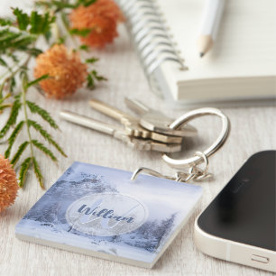 Llavero Monograma de niebla del bosque de abeto de inviern