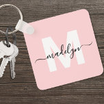 Llavero Monograma de nombre inicial rosado de Rubor<br><div class="desc">Crea Tu Propio Moderno Y Elegante Personalizado Mundo Viajero Girly Rubor Pink Monogram Square Keychain. Esta linda cadena de teclas cuadradas le aporta un toque divertido y moderno a sus necesidades básicas cotidianas. El diseño presenta un primer monograma blanco en negrita centrado en un fondo rosa suave, con su nombre...</div>
