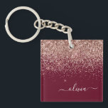 Llavero Monograma de Purpurina rosa Rubor Rosa de Borgoña<br><div class="desc">Borgoña y Rosa Oro Rubor Relieve metalizado de imitación rosada Purpurina Sparkle Script Monograma Keychain. Esto hace que el dulce perfecto cumpleaños 16,  boda,  ducha de novia,  aniversario,  ducha de bebé o fiesta de soltera sea regalo para alguien que ama el lujo glam y los estilos de moda.</div>