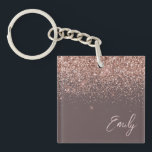 Llavero Monograma de Terracotta Rosa Oro Rubor Purpurina r<br><div class="desc">Terracota y Rosa Oro Rubor de imitación rosada Relieve metalizado de esparkle Purpurina Script Monograma Keychain. Esto hace que el dulce perfecto cumpleaños 16,  boda,  ducha de novia,  aniversario,  ducha de bebé o fiesta de soltera sea regalo para alguien que ama el lujo glam y los estilos de moda.</div>